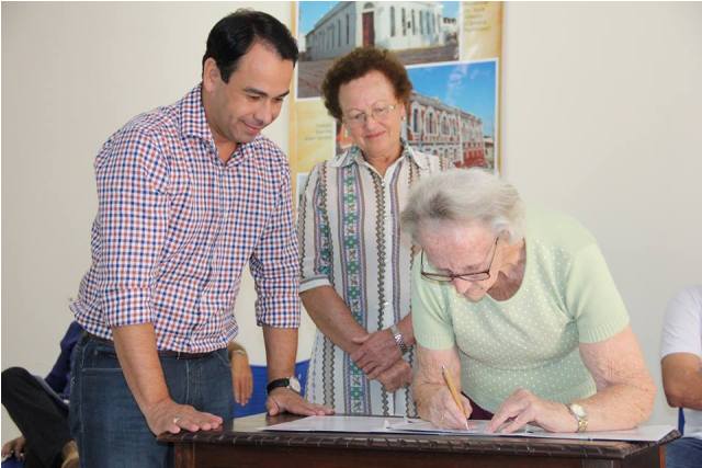 Prefeito de Sacramento assina convênio com produtores rurais e entidades