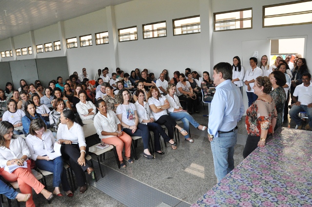 Prefeito e vice-prefeita de Araxá se reúnem com professores e diretores da rede municipal