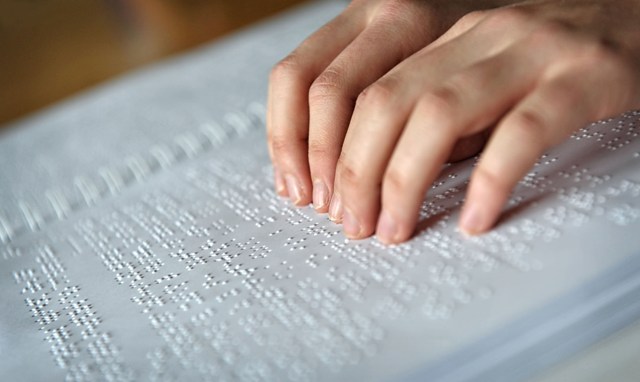 Braille aumenta inclusão de deficientes visuais na sociedade