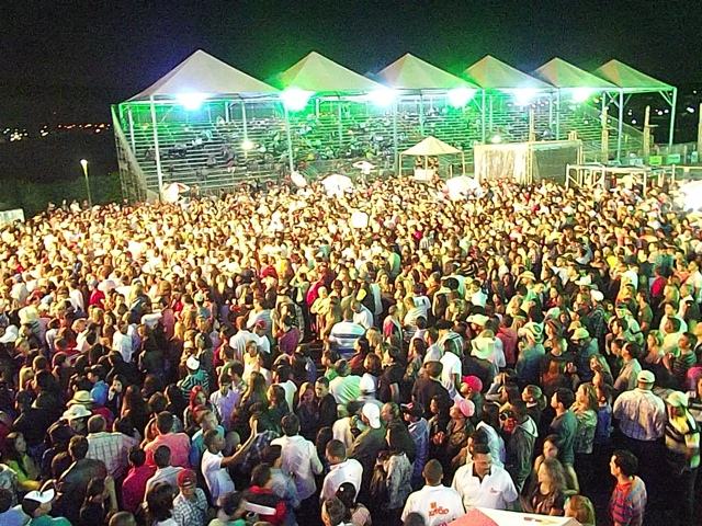 Banda 100% Caipira lota arena do Parque de Exposições Agenor Lemos