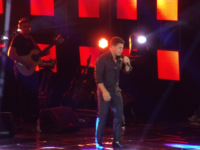 Romantismo de Eduardo Costa embala o domingo da ExpoAraxá 2015