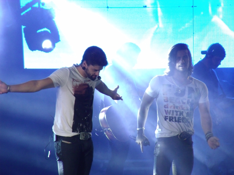 Rodeio profissional e show de Munhoz e Mariano lotam o Parque de Exposições