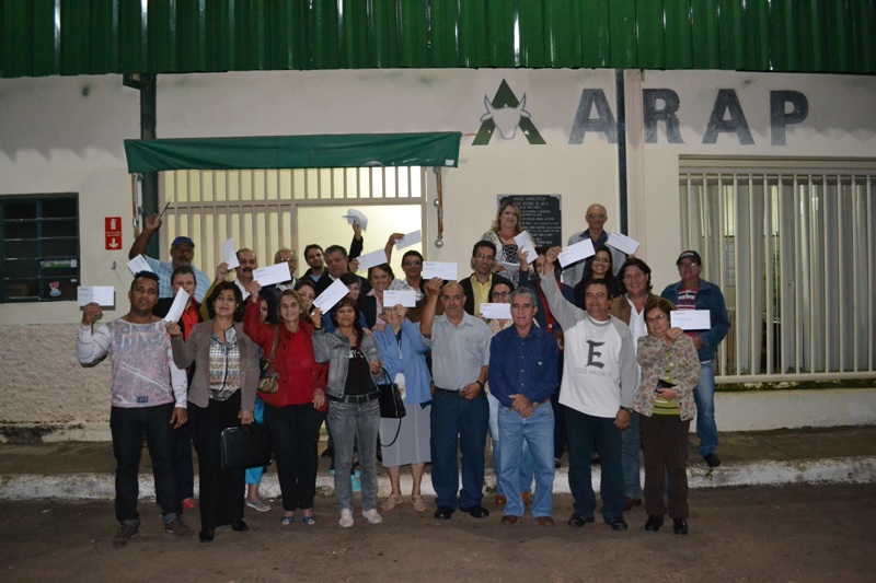 Arap repassa litros de óleo doados no Show da Terra da ExpoAraxá 2015