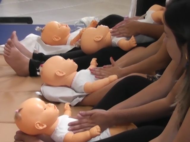 Massagem tranquilizadora é ministrada para gestantes e mães com recém-nascidos