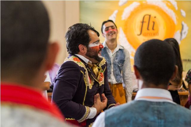 Grupo apedreja homem na Avenida João Paulo II, por acerto de drogas