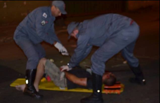 Grupo apedreja homem na Avenida João Paulo II, por acerto de drogas