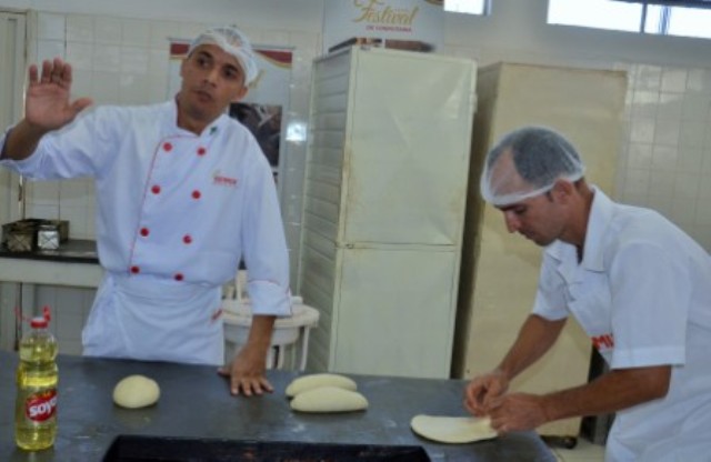 Alunos e professora de Engenharia Ambiental promovem palestras de conscientização