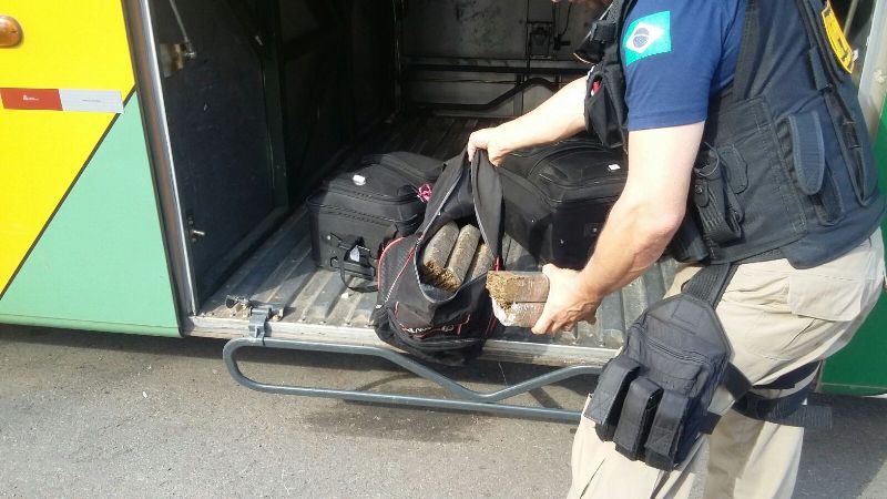 Mulher presa em Campos Altos, em ônibus rodoviário, com tabletes de maconha