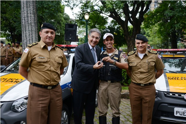 Governador de Minas Gerais entrega viaturas para a Polícia Militar