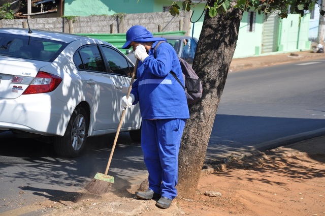 Equipe de limpeza urbana de Araxá realiza trabalho no Cemitério das Paineiras