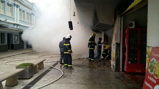 Incêndio destrói loja no Calçadão da Olegário Maciel, no Centro de Araxá