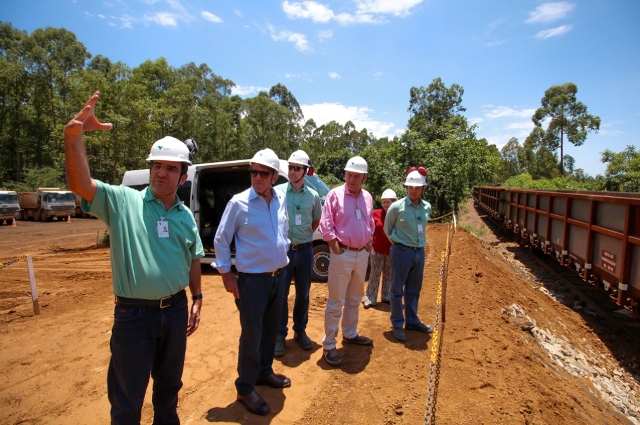 Incêndio em depósito de veículos deixa 26 carros destruídos