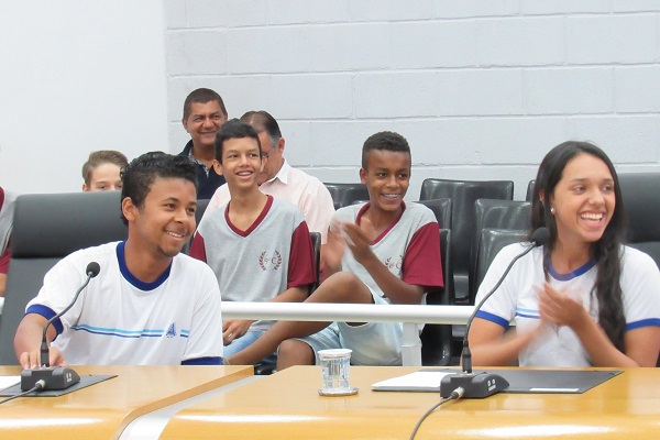 Câmara Municipal de Araxá recebe alunos do Polivalente