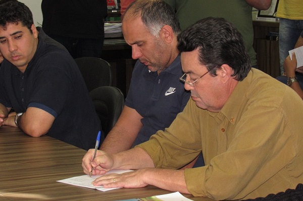 PM apreende 69 tabletes de maconha na BR-452, em Santa Juliana