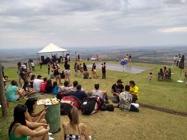 Bandidos rendem funcionários e roubam comércio no Setor Oeste de Araxá