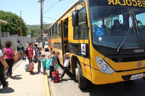 Novo ônibus faz transporte de alunos na área urbana de Tapira