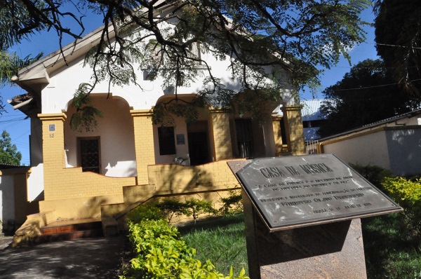 Motociclista morre em acidente em rotatória do trevo próximo ao Uniaraxá