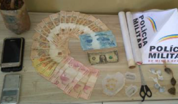 Acusados de tráfico presos no Bairro Pedra Azul, em Araxá
