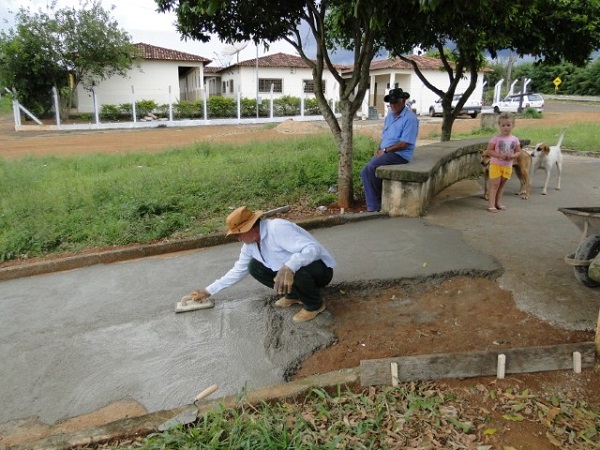 Acusado com drogas preso em Sacramento; menor foi apreendido