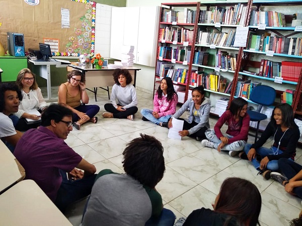 Jovens da Casa do Pequeno Jardineiro recebem certificados em Araxá