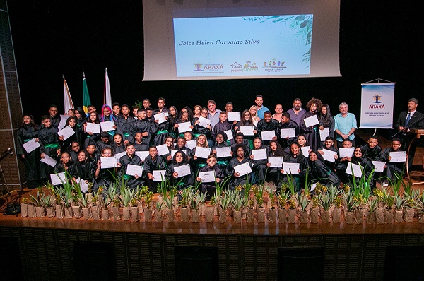 Jovens da Casa do Pequeno Jardineiro recebem certificados em Araxá
