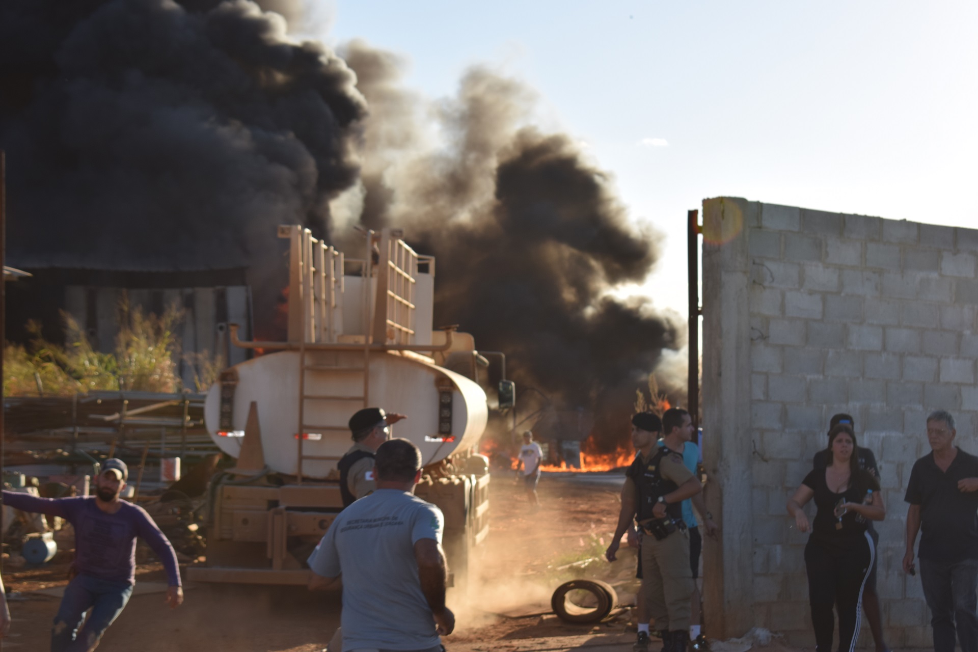 Incêndio atinge galpão de materiais recicláveis no Setor Sul de Araxá