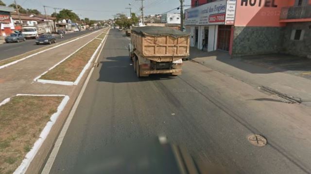Mototaxista bate em carro e acaba atropelado por caminhão no Setor Oeste de Araxá