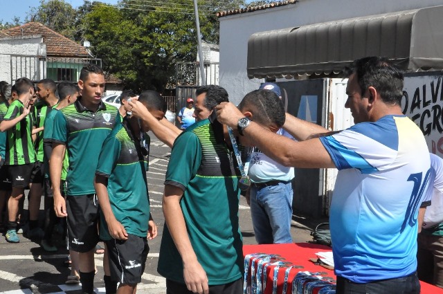 PM prende acusados de roubo, recupera dinheiro e apreende arma de fogo em Perdizes