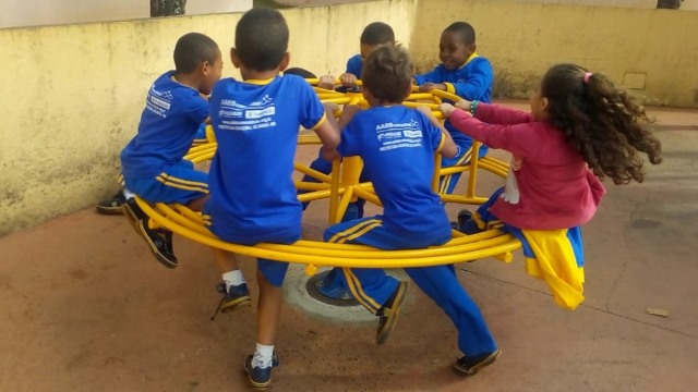 Mototaxista bate em carro e acaba atropelado por caminhão no Setor Oeste de Araxá