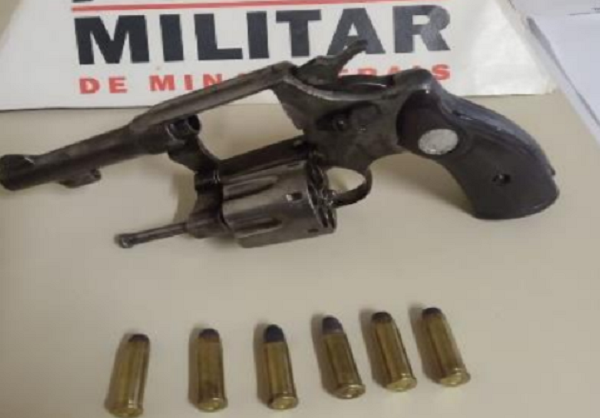 Em duas ocorrências diferentes, PM apreende armas de fogo em Campos Altos