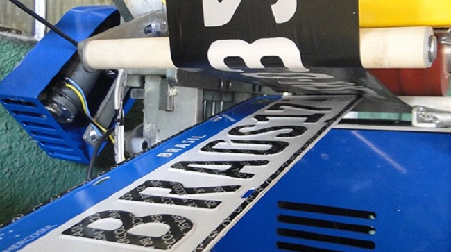 Detran-MG suspende serviços relacionados a veículos para adotar nova placa de identificação veicular