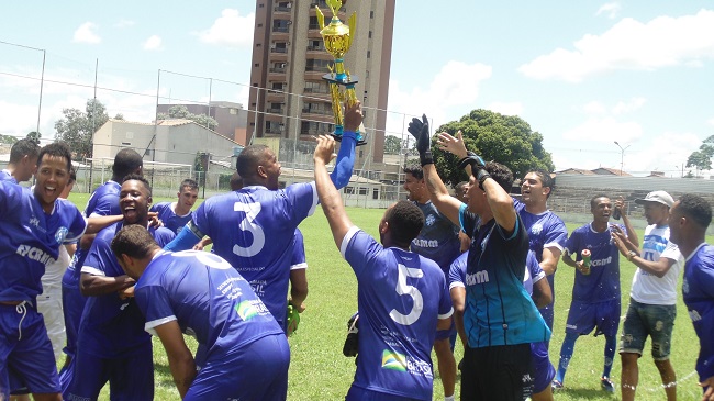 Railson defende 2 pênaltis e Dínamo é o primeiro campeão de 2020