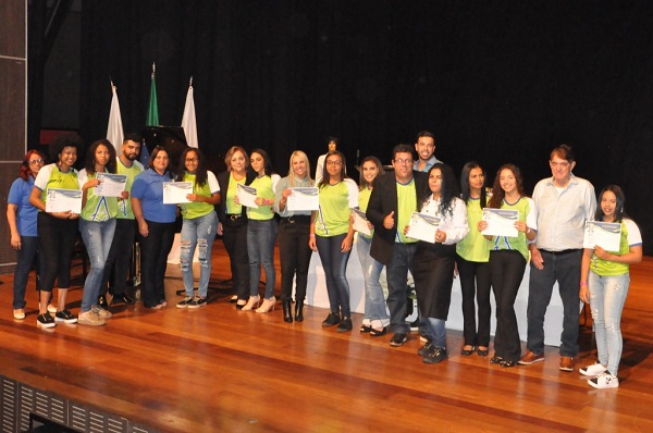 Instituto Apreender qualifica 233 jovens e entrega certificados
