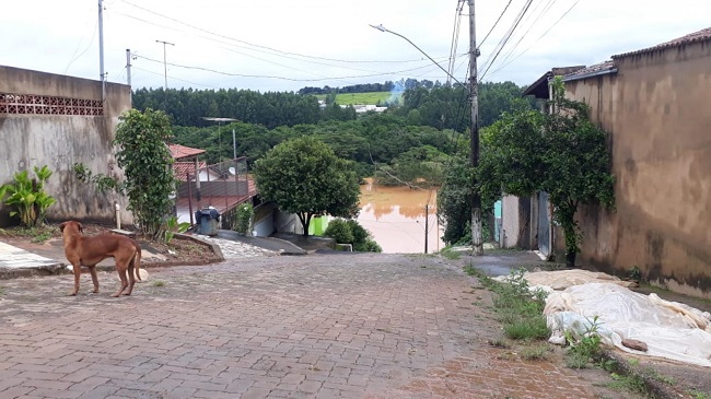 Rio Paranaíba, em Patos de Minas, começa a transbordar em alguns pontos, mas sem risco a residências