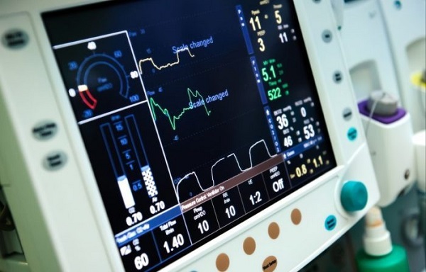 Equipes de microrrevestimento e tapa-buracos estão em ação em Patos de Minas