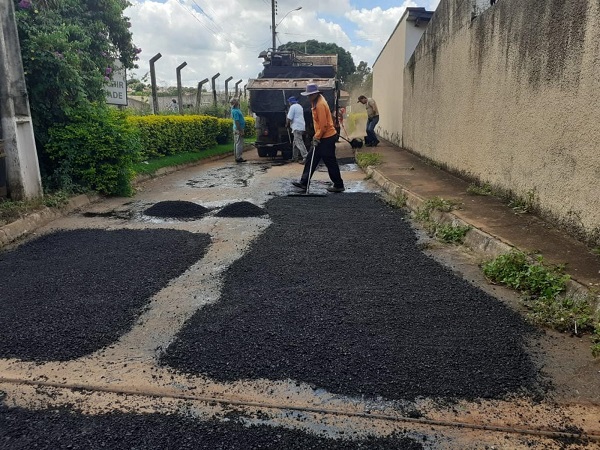 Equipes de microrrevestimento e tapa-buracos estão em ação em Patos de Minas