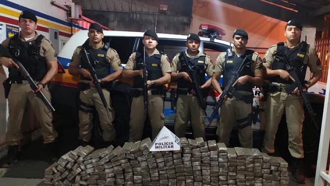 Polícia Militar apreende mais de 230 tabletes de maconha em Ibiá