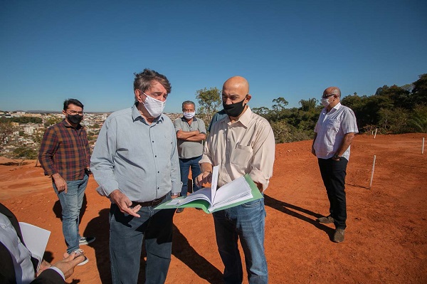 Fabiano solicita estudo de parceria para colocação de lâmpadas de LED em toda cidade