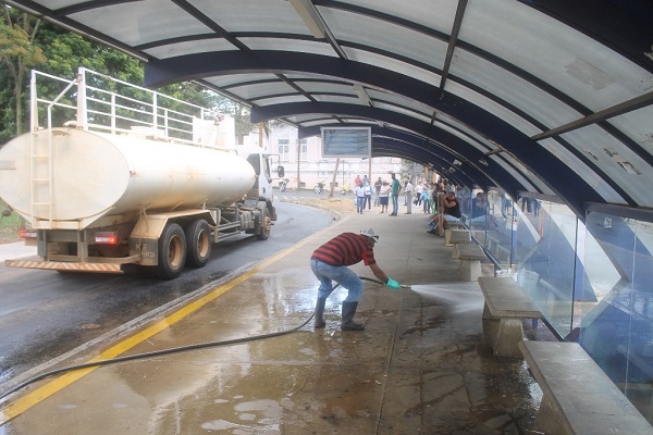 Fabiano solicita estudo de parceria para colocação de lâmpadas de LED em toda cidade