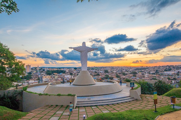 Comitê em Araxá autoriza reabertura de Igrejas e do Parque do Cristo; bares não podem vender bebidas alcoólicas