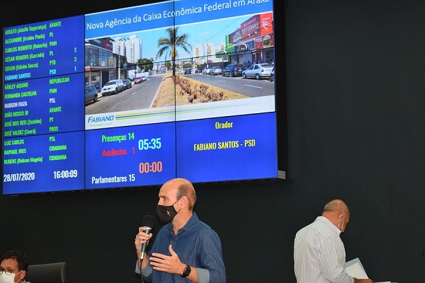 Fabiano solicita estudo de parceria para colocação de lâmpadas de LED em toda cidade