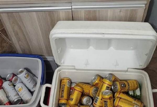 PM em Araxá fecha festa em chácara com 40 pessoas e prende acusados de tráfico