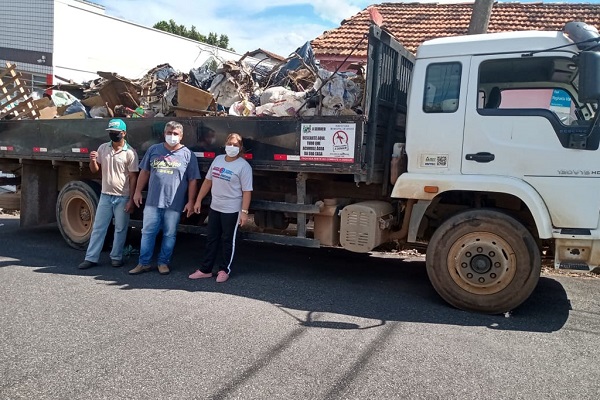 Casa de acumulador no Setor Oeste de Araxá passa por limpeza