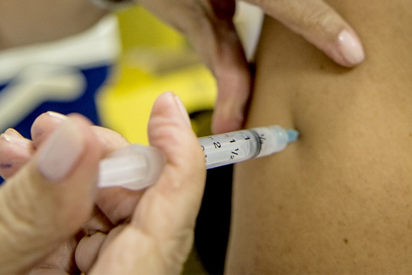 Casa de acumulador no Setor Oeste de Araxá passa por limpeza