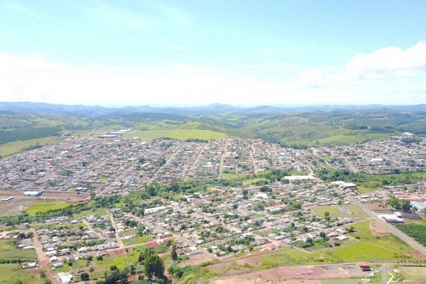 Casa de acumulador no Setor Oeste de Araxá passa por limpeza