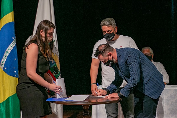 Romeu Zema assina autorização para repasse de R$ 1,5 bilhão aos municípios mineiros