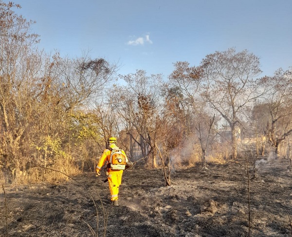 Incêndio atinge Chacreamento Jardim das Acácias, na zona rural de Araxá
