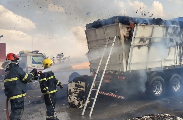 Caminhão carregado de algodão pega fogo na BR-262