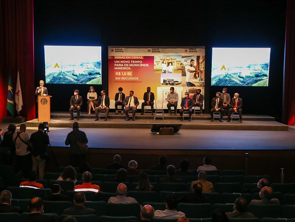 Romeu Zema assina autorização para repasse de R$ 1,5 bilhão aos municípios mineiros