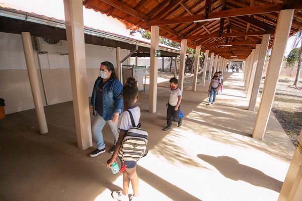 Web-rádio: Taxa de incidência da covid-19 cai 35% em Minas Gerais